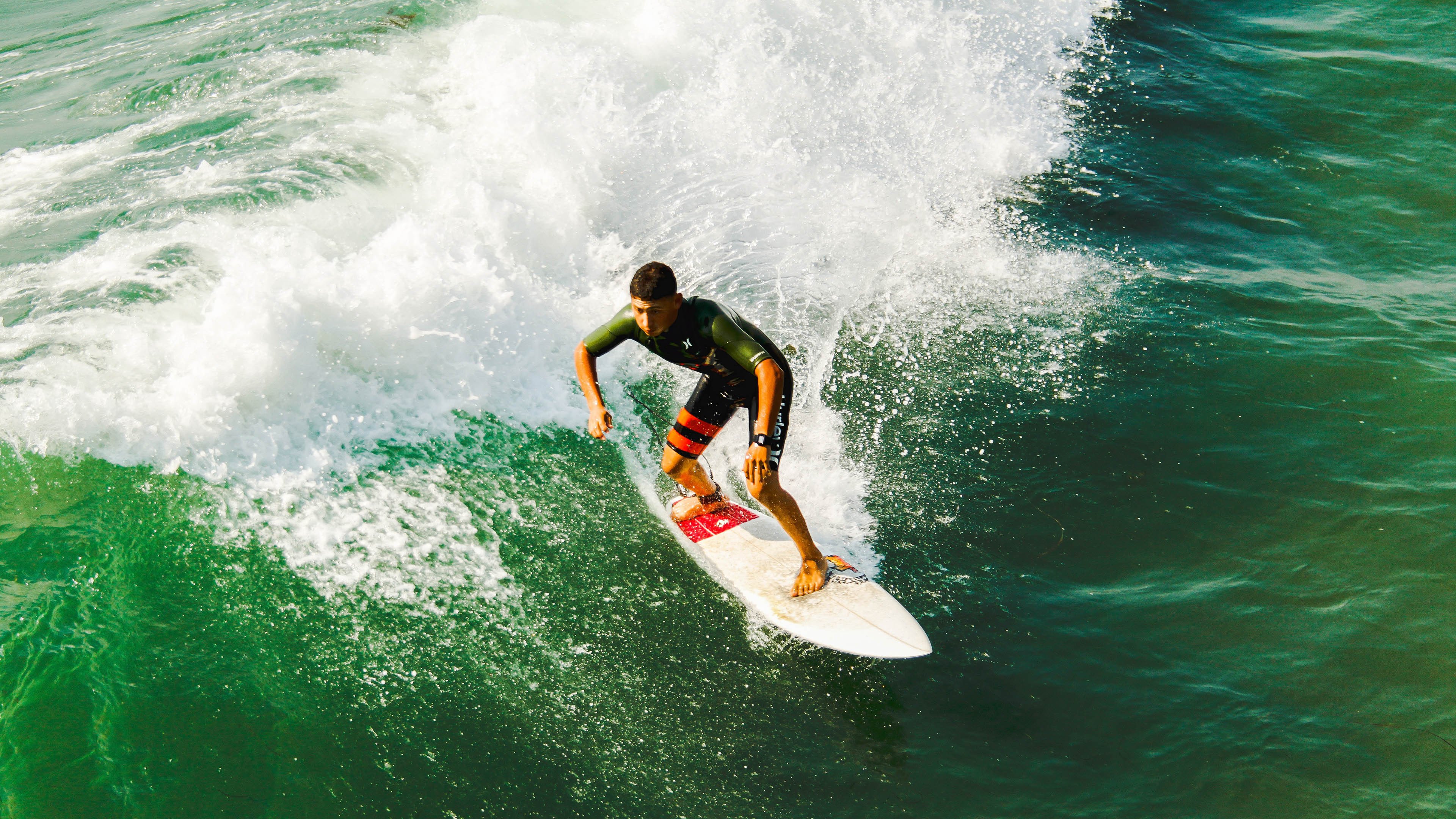 “足球场馆夜间照明改造完毕，比赛夜场精彩纷呈”，足球场夜间照明灯